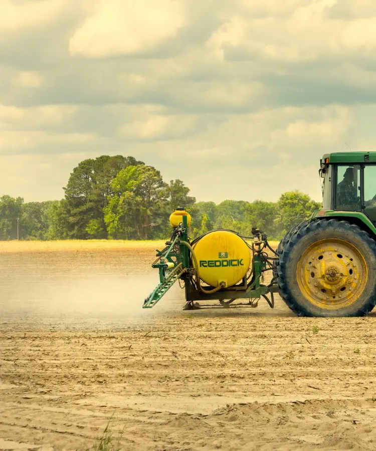 Tractor rociando herbicida